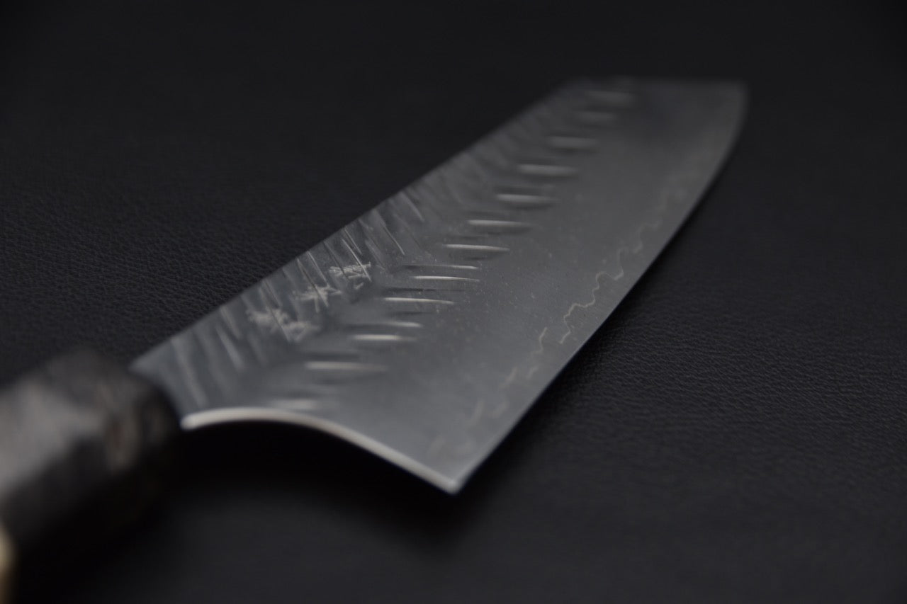 Courbe douce entre la lame et le manche du couteau japonais artisanal