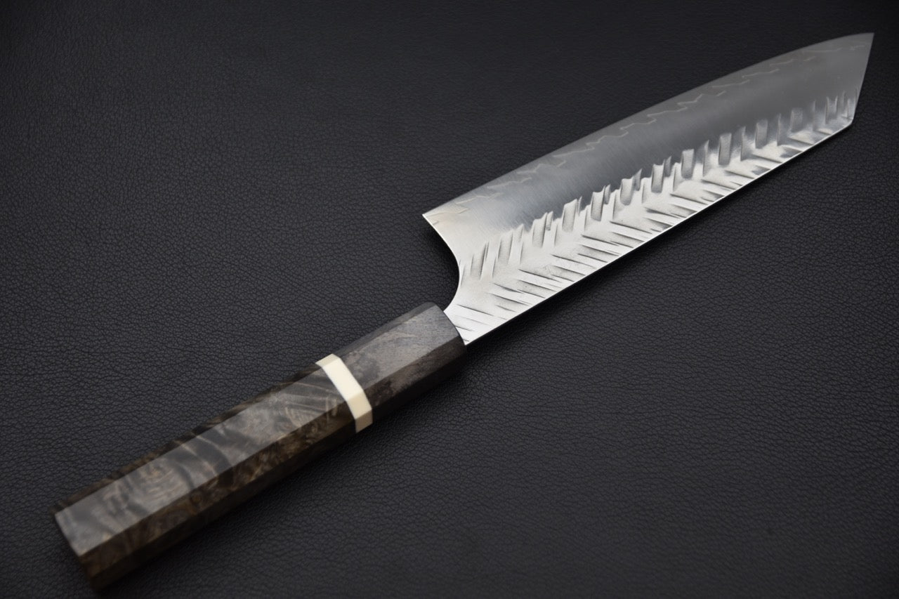 Détail du logo “STRIX” partiellement visible sur la surface de la lame