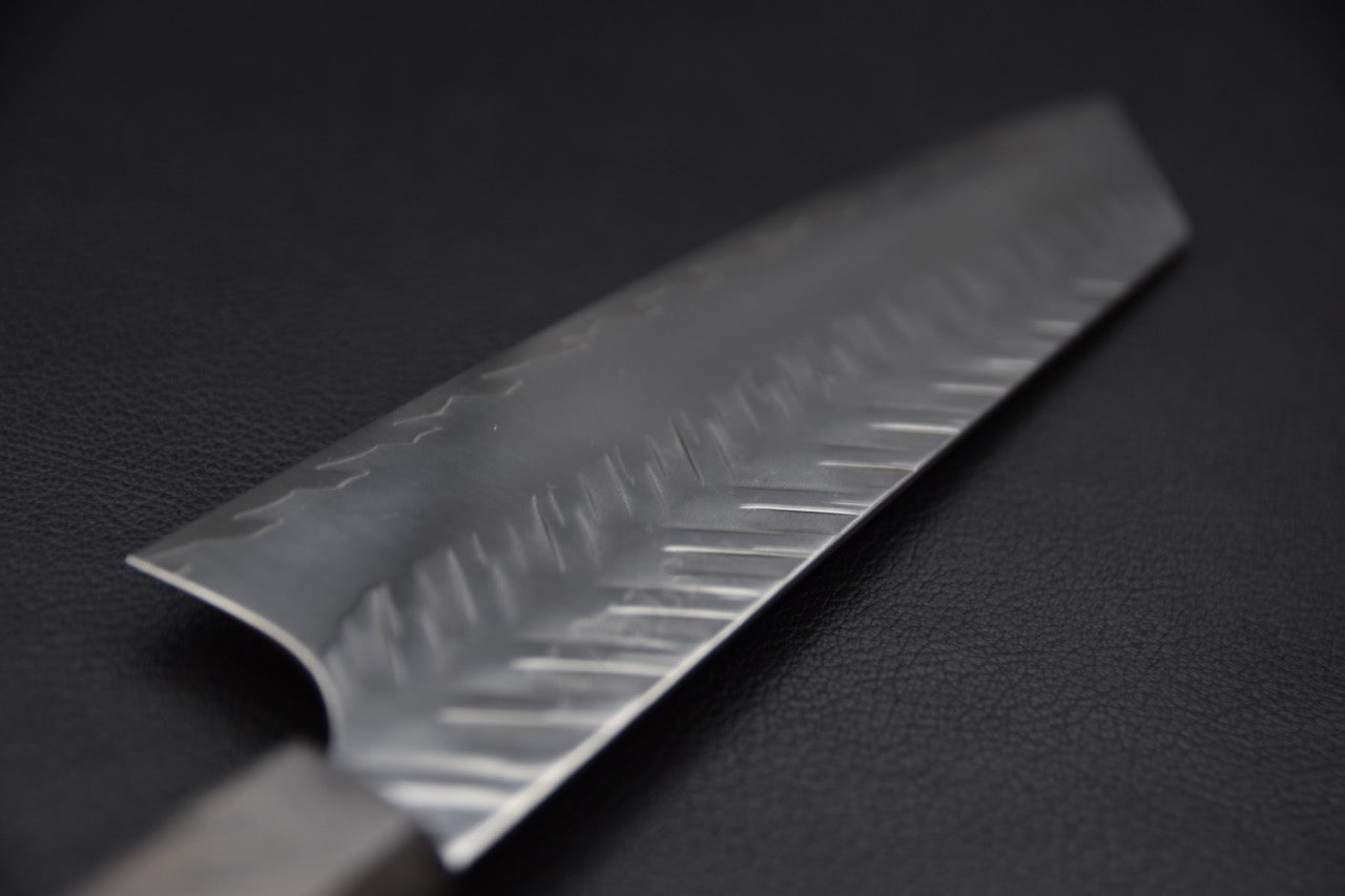 Lame en acier inoxydable SPG STRIX avec motif martelé et finition satinée