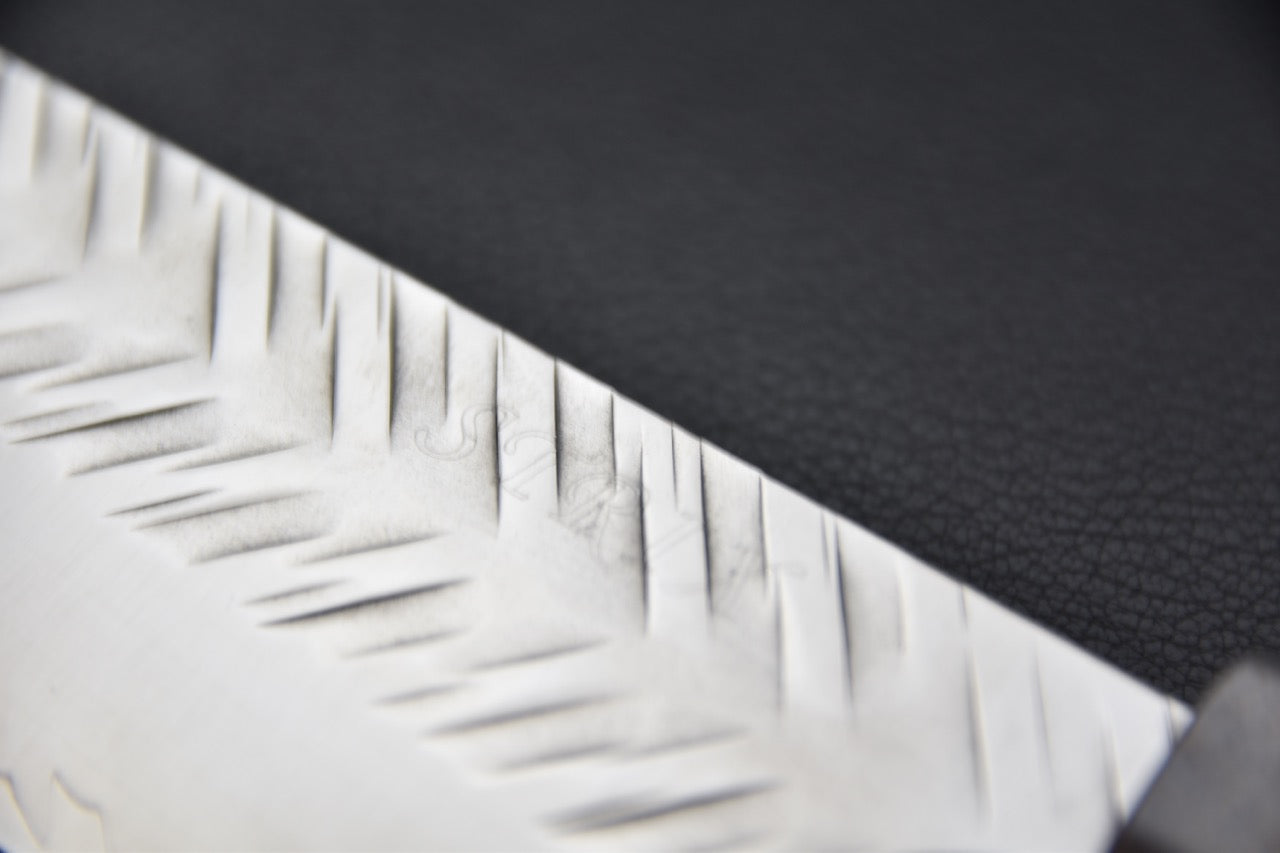 Couteau japonais Bunka vu dans son ensemble avec manche en loupe de bouleau