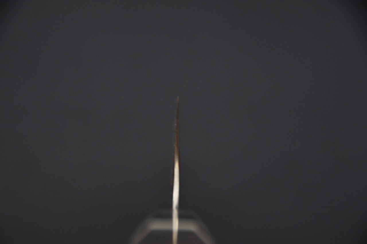 Vue frontale de la lame fine du couteau japonais Bunka en acier SPG STRIX