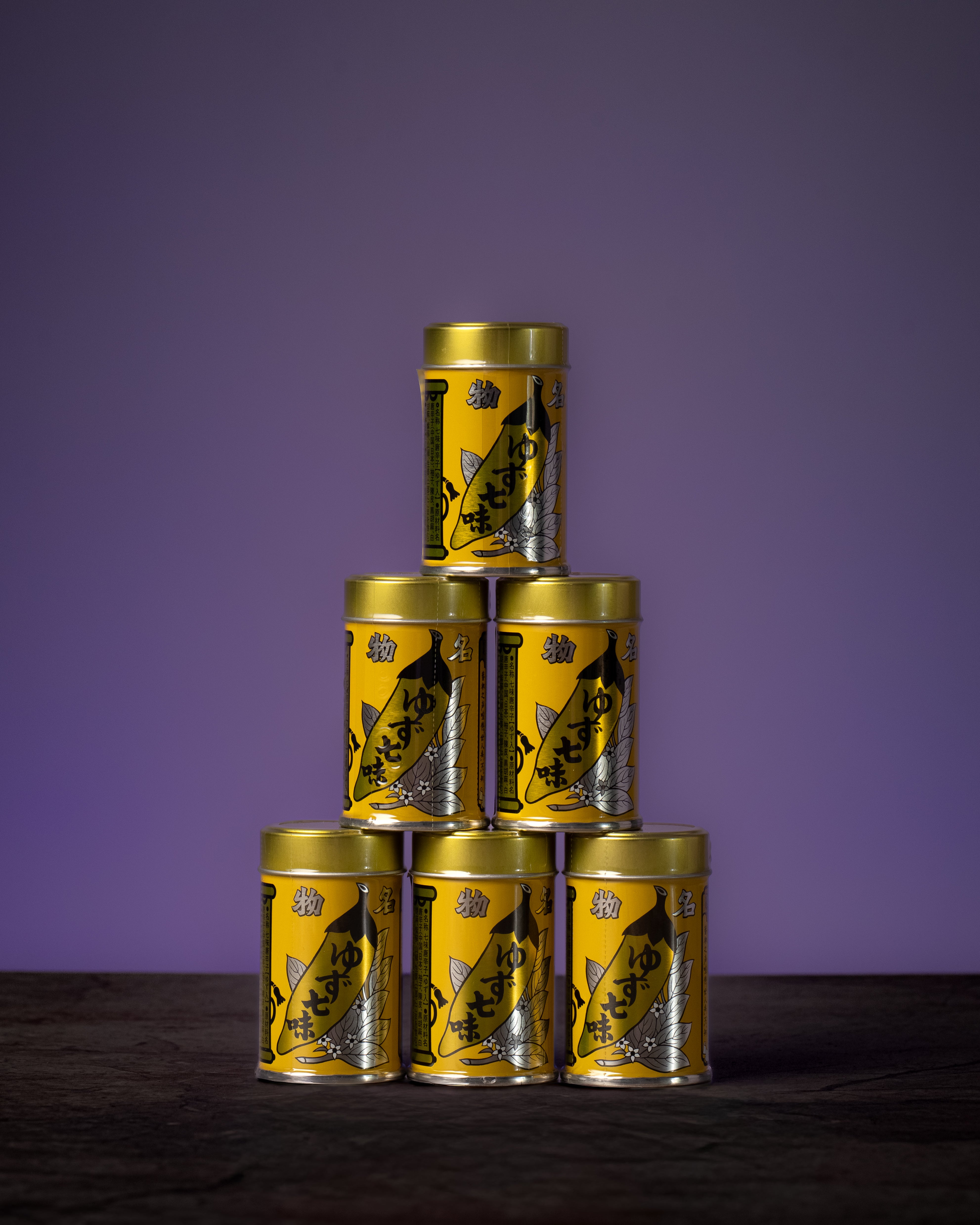 Présentation de six boîtes de Yuzu Shichimi Yawataya Isogoro sur fond violet — sélection culinaire Stay Sharp et couteau japonais.