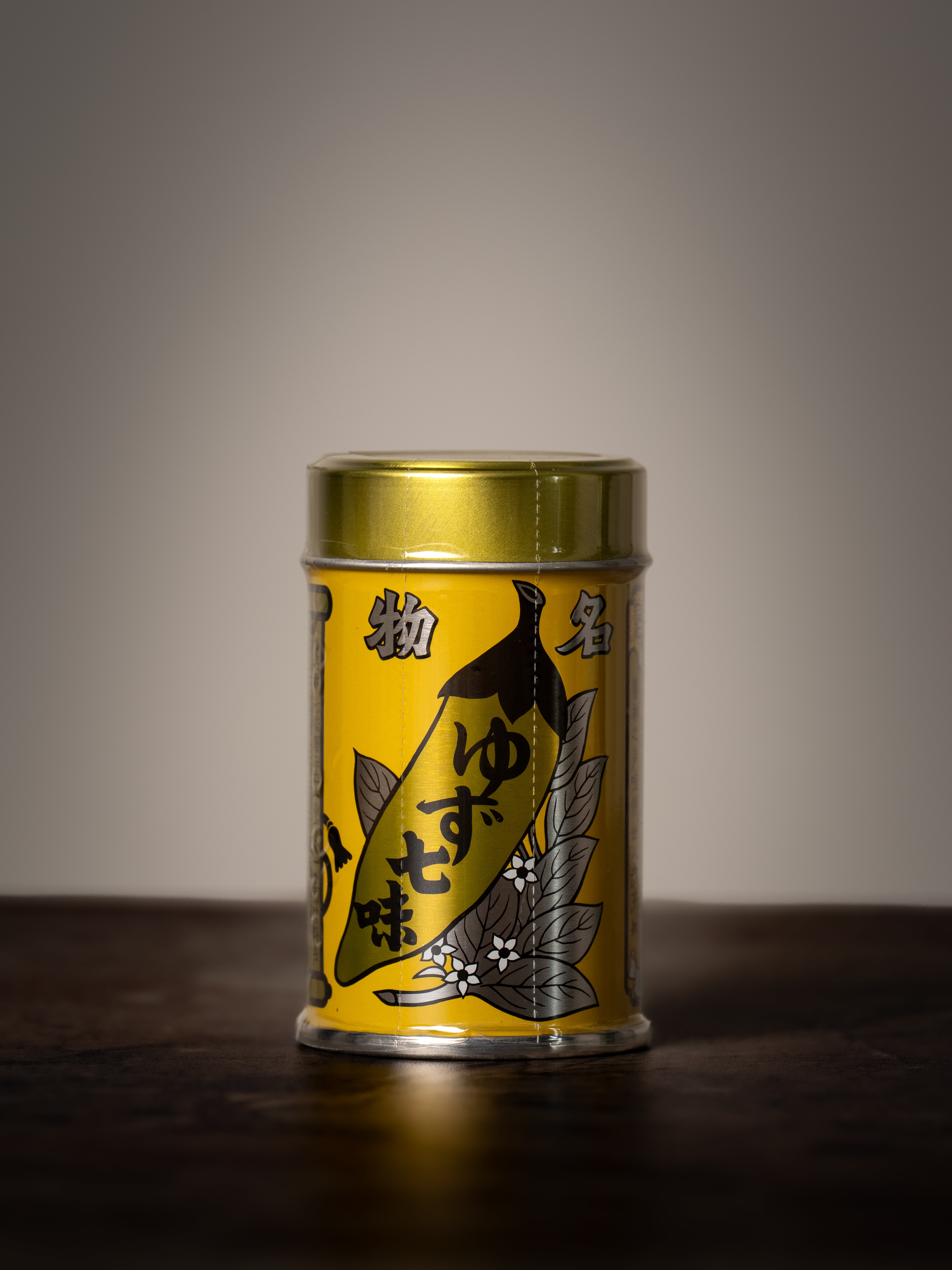 Boîte de Yawataya Isogoro Yuzu Shichimi en gros plan sur fond neutre — épices japonaises et univers du couteau japonais Stay Sharp.