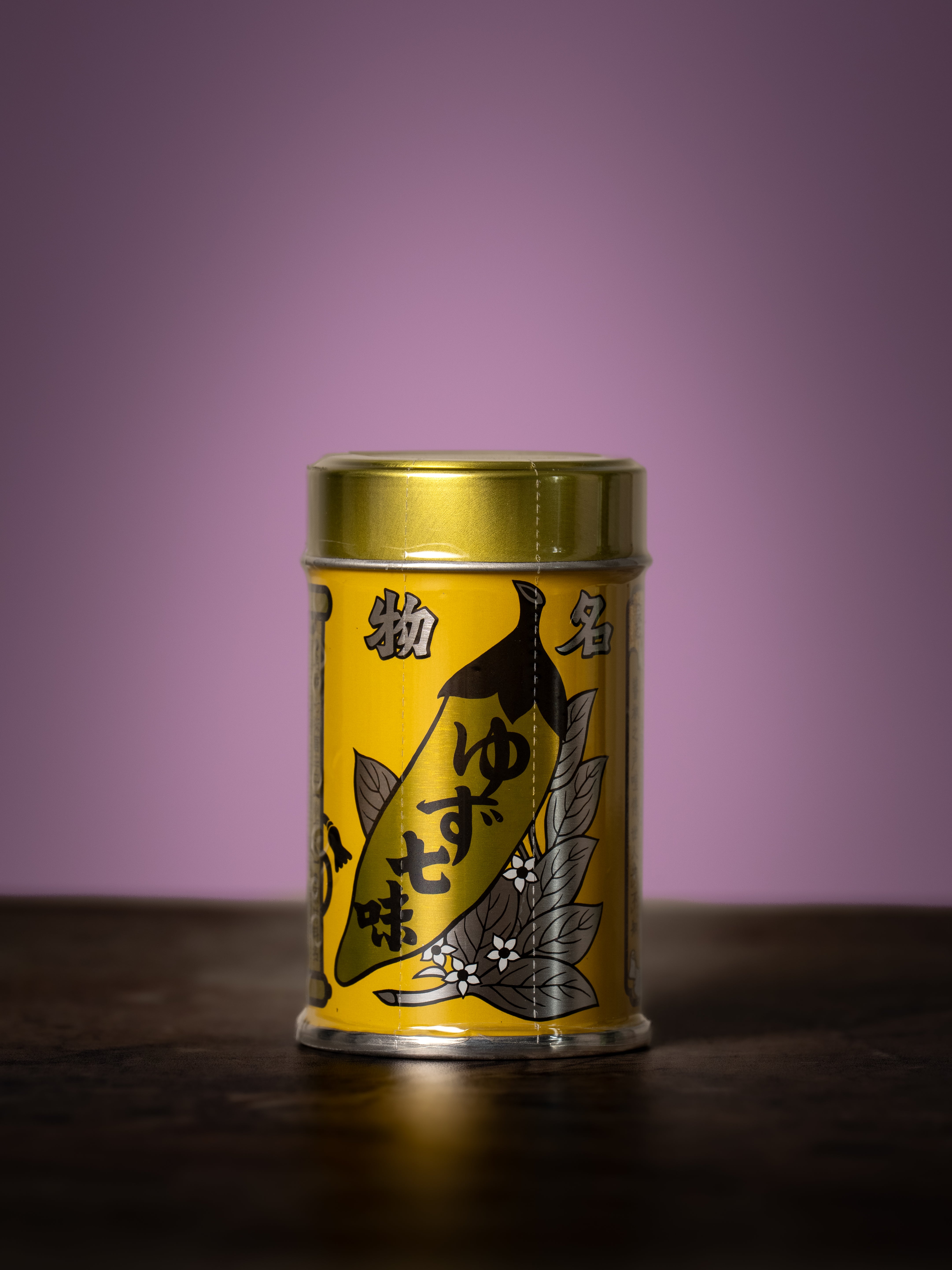 Boîtes de Yawataya Isogoro Yuzu Shichimi empilées sur fond violet — condiment japonais chez Stay Sharp, boutique de couteau japonais.