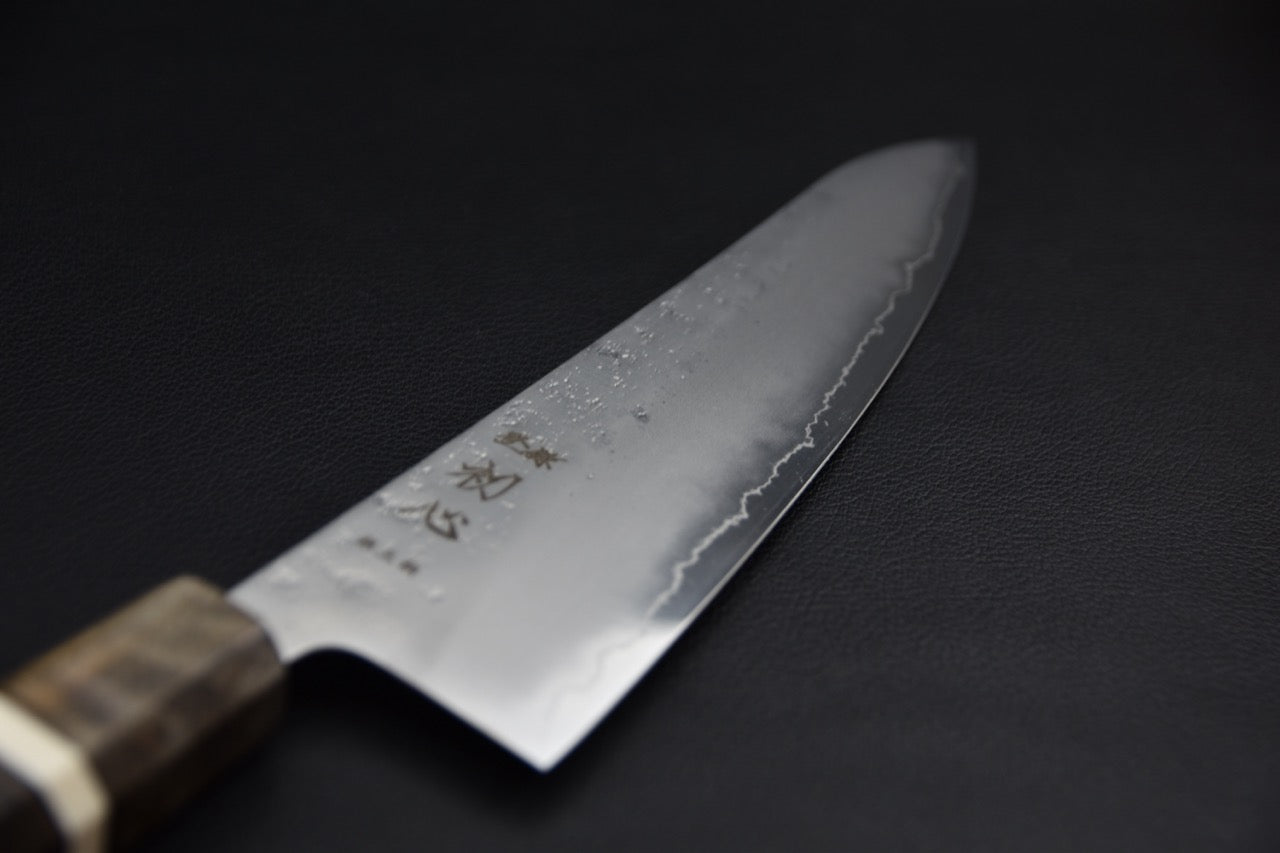 Hatsukokoro gyuto 210 mm — pointe de lame, finition kasumi et ligne de trempe ondulée