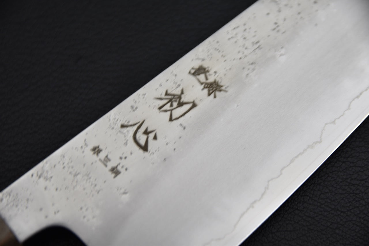 Hatsukokoro gyuto 210 mm — kanji gravés sur la lame, gros plan talon