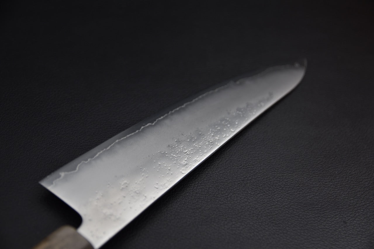 Hatsukokoro gyuto 210 mm — corps de lame, texture de surface et ligne hagane