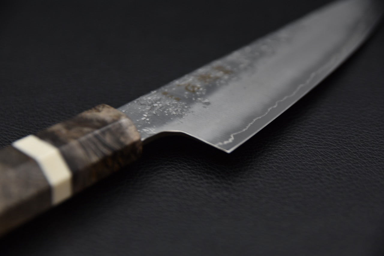 Santoku japonais 150 mm — vue en plongée, lame et manche en bouleau