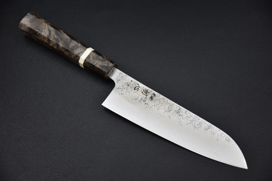 Hatsukokoro santoku en Ginsan — vue complète, couteau japonais sur fond neutre