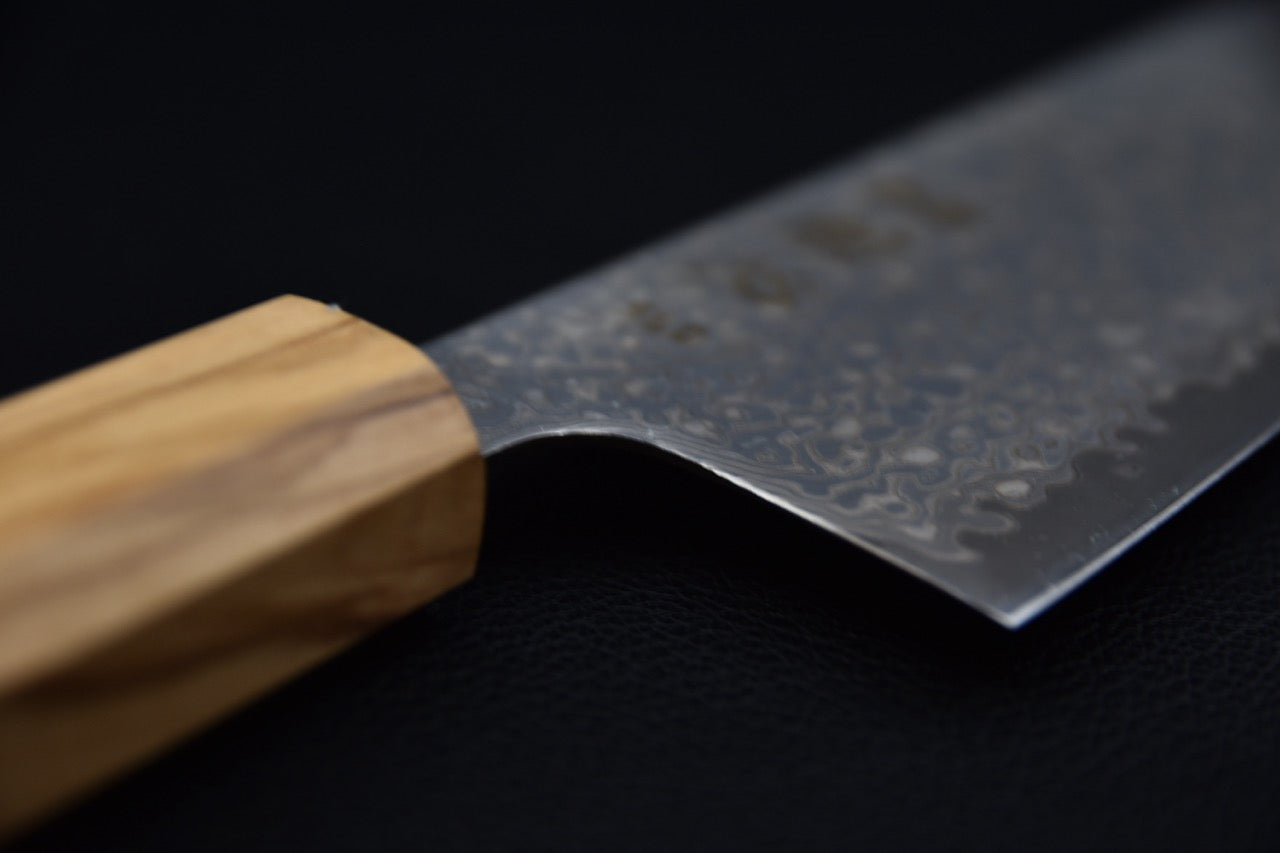 Gyuto japonais 210 mm — détail de la surface de lame, construction sanmai SKD-11
