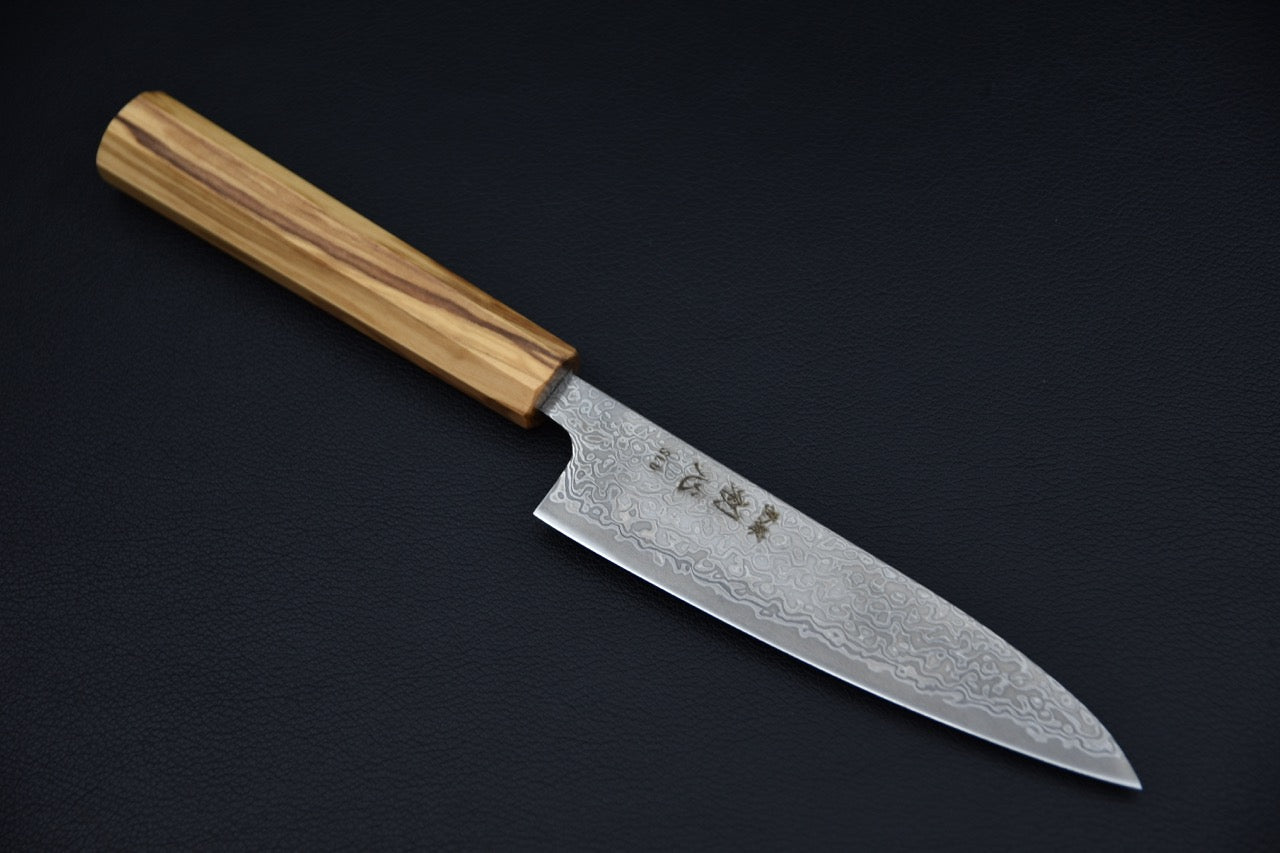 Hatsukokoro petty 130 mm SKD-11 — vue complète du couteau japonais sur fond neutre