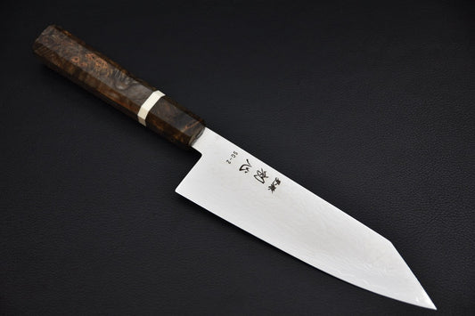 Hatsukokoro bunka 180 mm SG2 — vue d'ensemble sur fond noir, manche bouleau madré