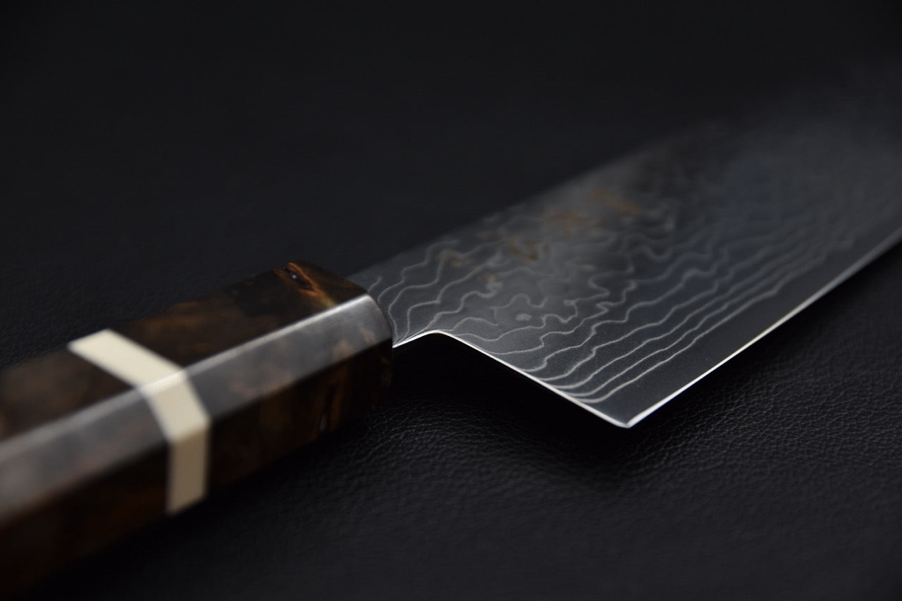 Hatsukokoro bunka 180 mm — jonction manche et lame, damas visible au talon
