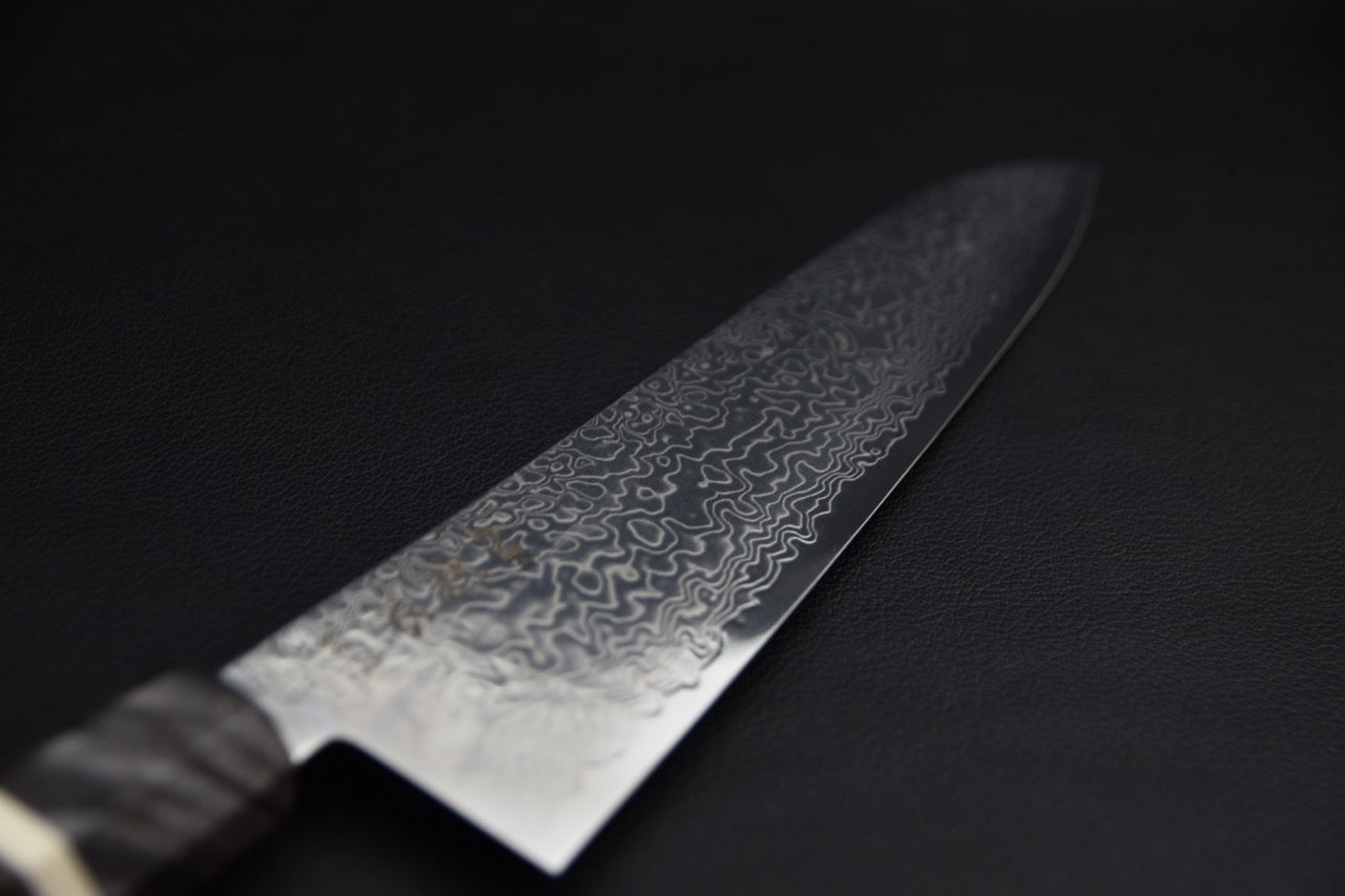 Hatsukokoro gyuto 240 mm — détail de la pointe, motif damas ondulé