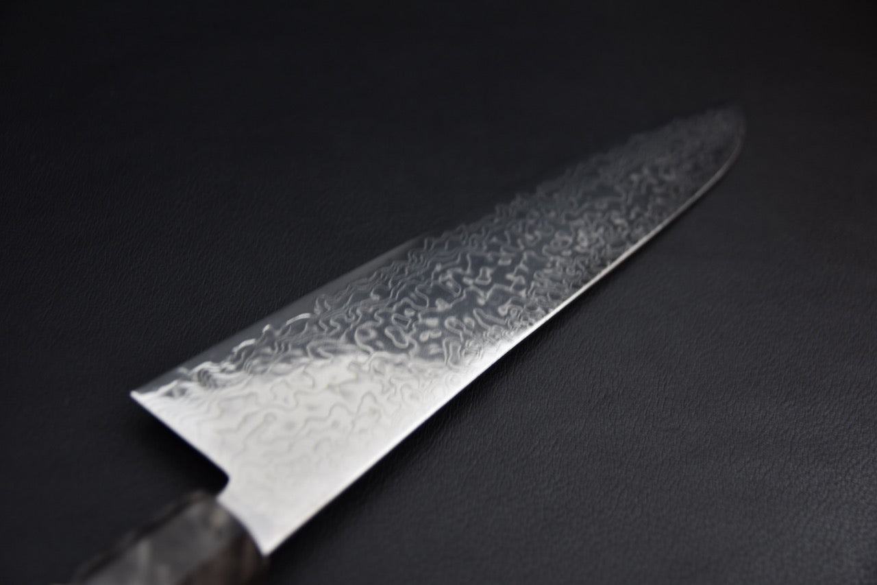 Hatsukokoro gyuto 240 mm — détail du tranchant et motif damas côté gauche
