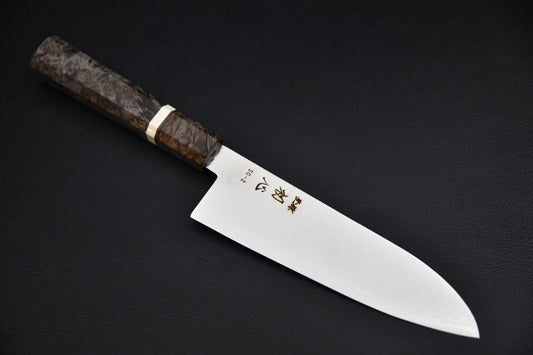 Hatsukokoro santoku 180 mm SG2 — vue d'ensemble, côté droit, fond noir
