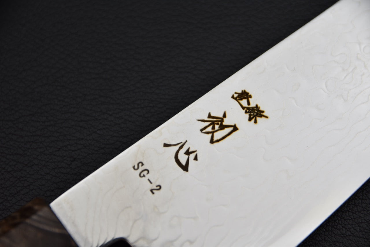 Hatsukokoro santoku 180 mm — détail des kanji et marquage SG-2 sur le talon