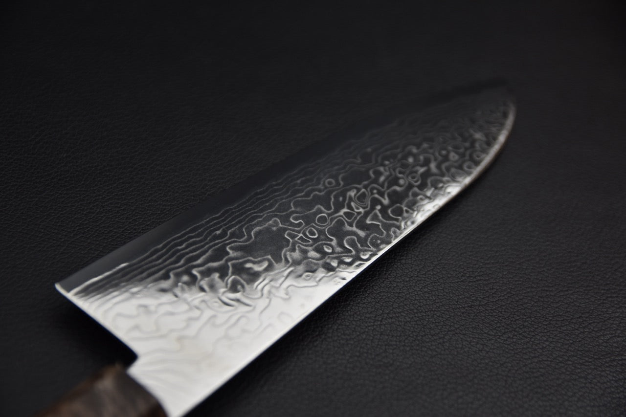 Hatsukokoro santoku 180 mm — détail du damas sur le corps de lame, côté gauche