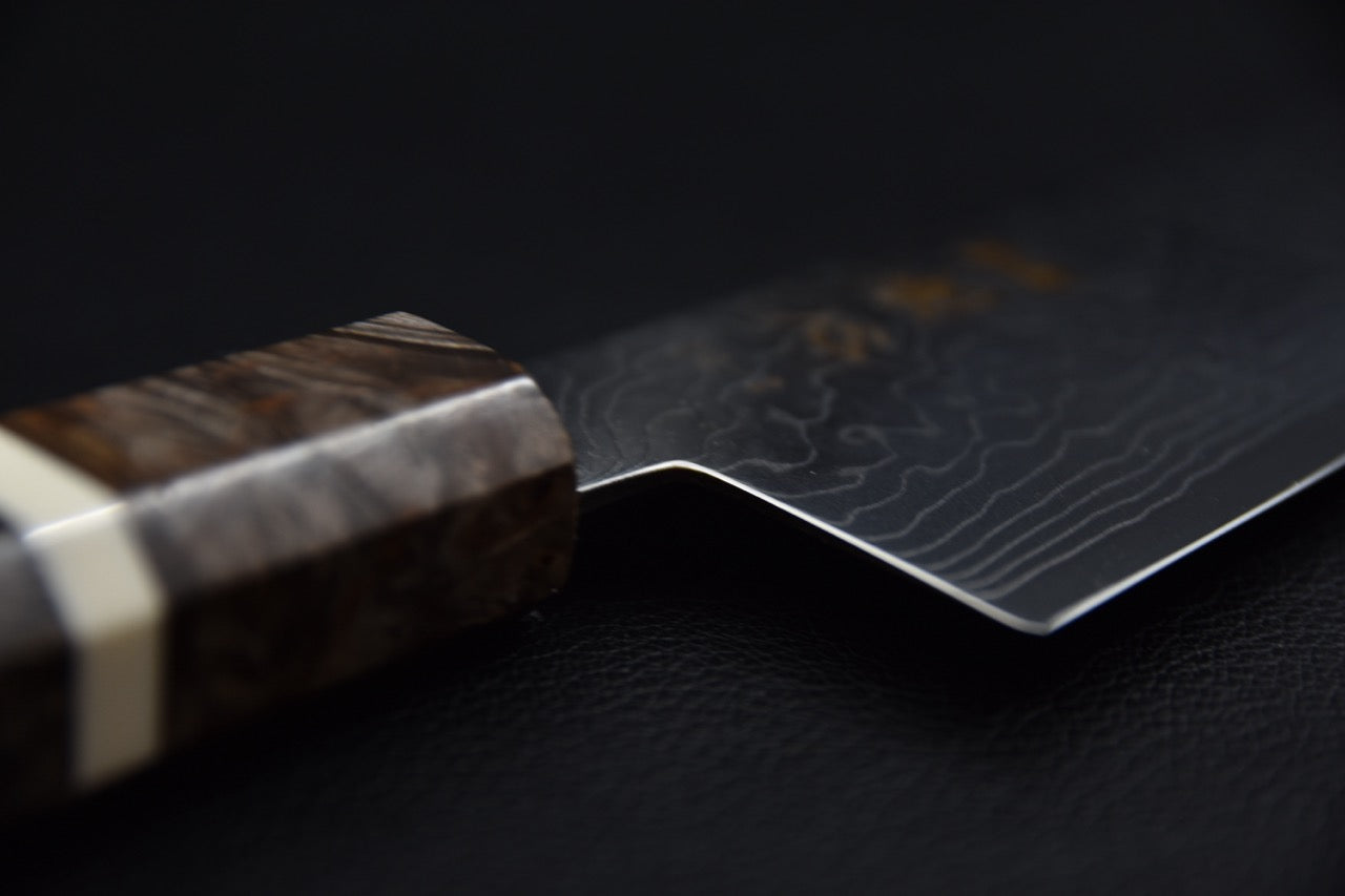 Hatsukokoro santoku 180 mm — vue du talon, contraste biseau poli et damas