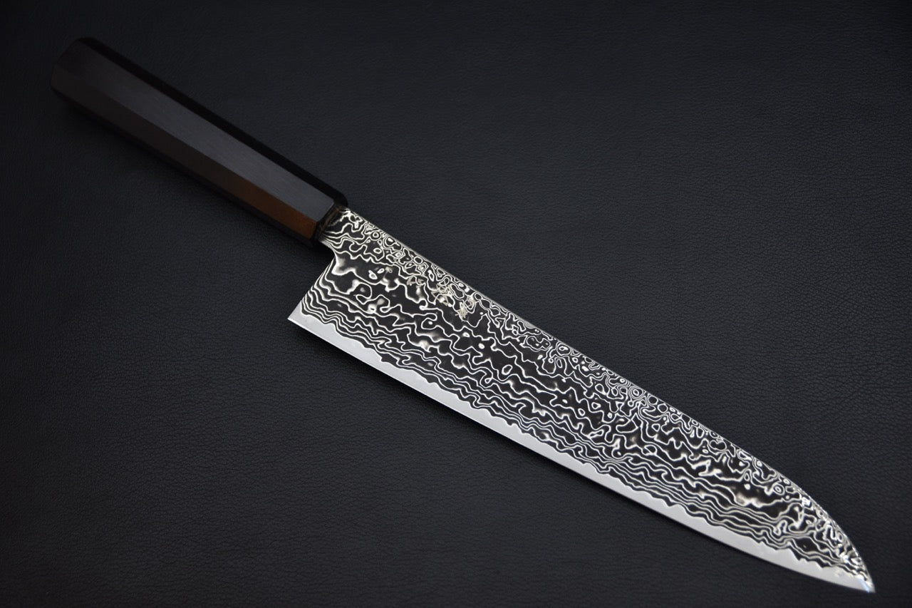 Couteau japonais gyuto 240 mm, vue complète de la lame et du manche en ébène