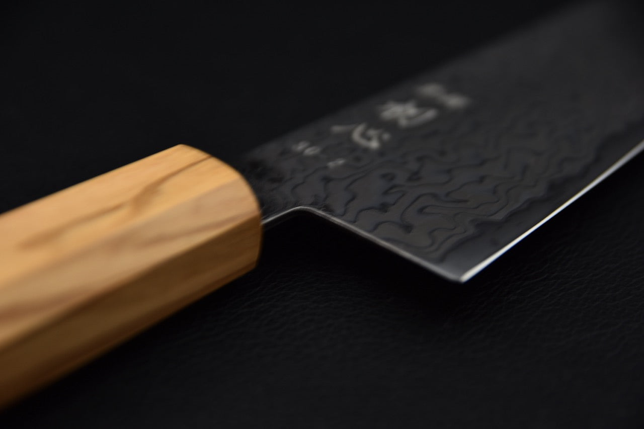 Couteau japonais gyuto Hatsukokoro — détail de la pointe fine en SG2