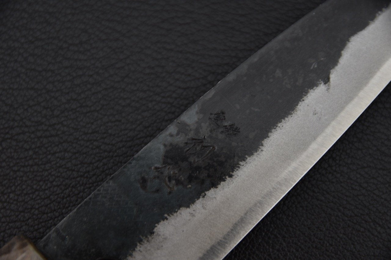 Lame de couteau japonais avec des inscriptions visibles