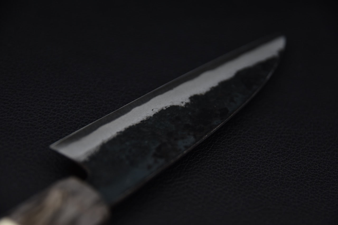 Lame de couteau japonais sur fond noir