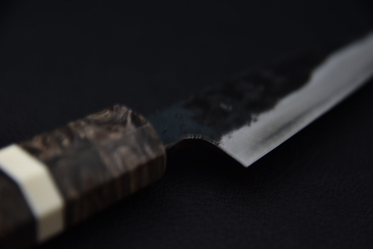 Couteau japonais avec manche en bois sombre 