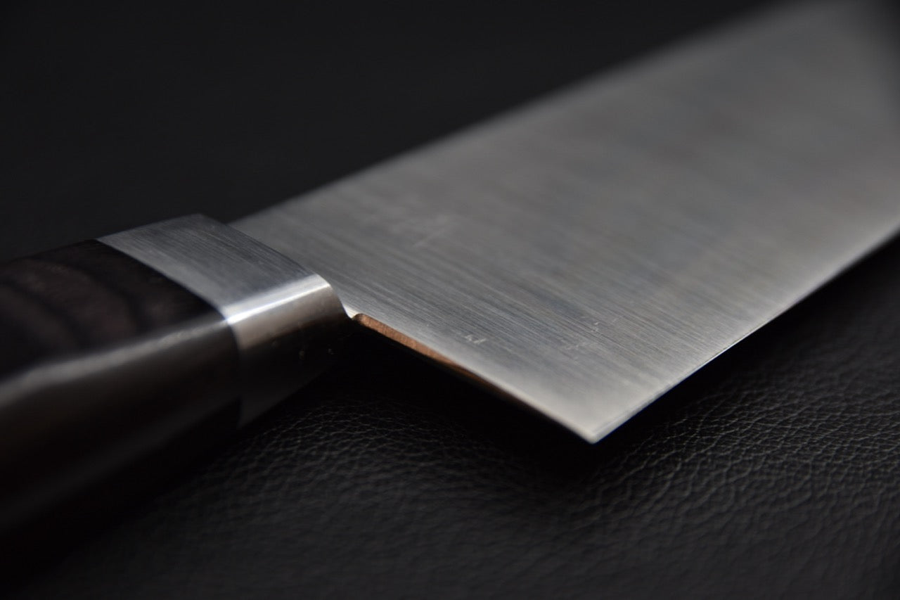 Couteau japonais gyuto — vue du dos de lame et du profil