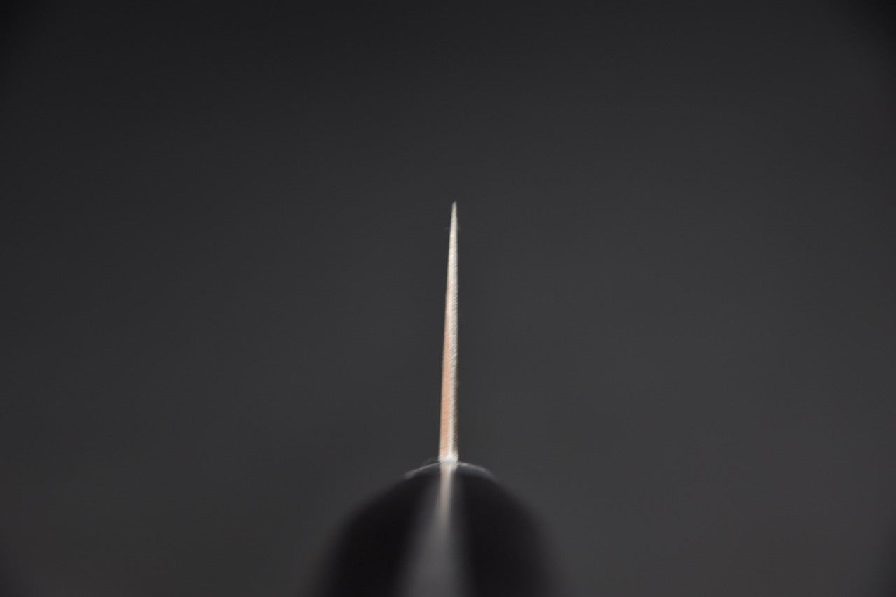 Hitohira gyuto 240 mm — vue d'ensemble sur fond neutre