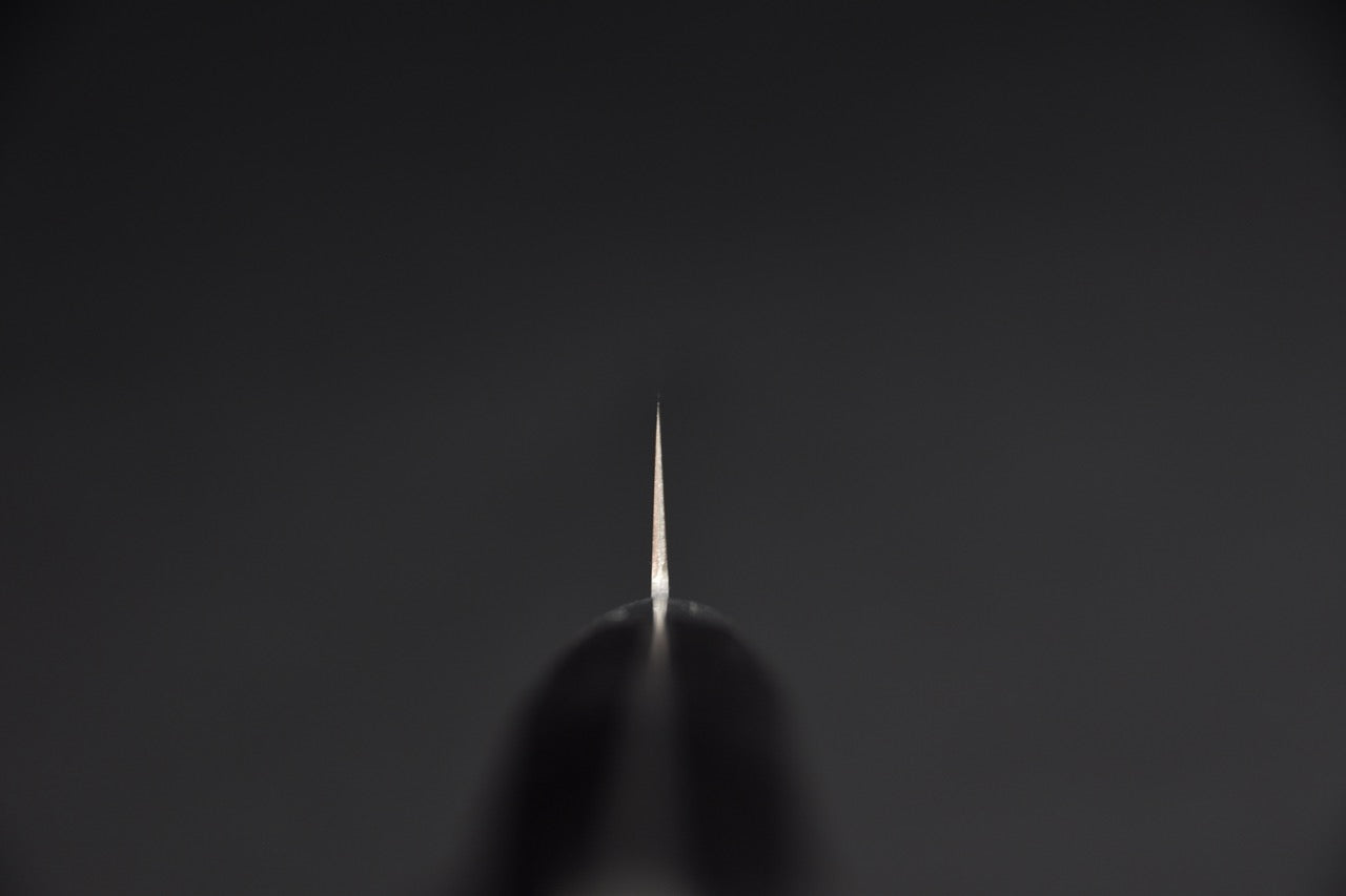Hitohira petty 210 mm — vue d'ensemble sur fond neutre, couteau japonais
