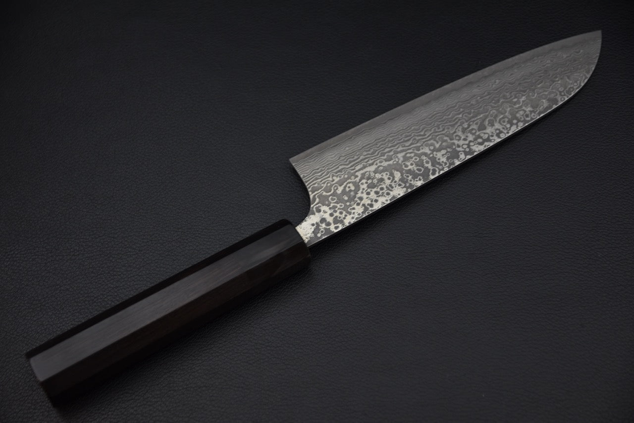 Couteau japonais santoku — détail du manche en ébène, grain serré et teinte noire