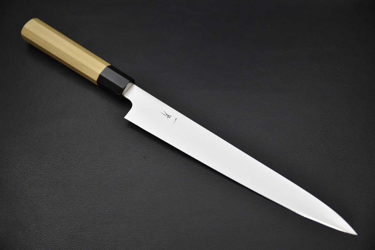 Hitohira sujihiki 240 mm VG10 — vue complète du couteau japonais sur fond neutre