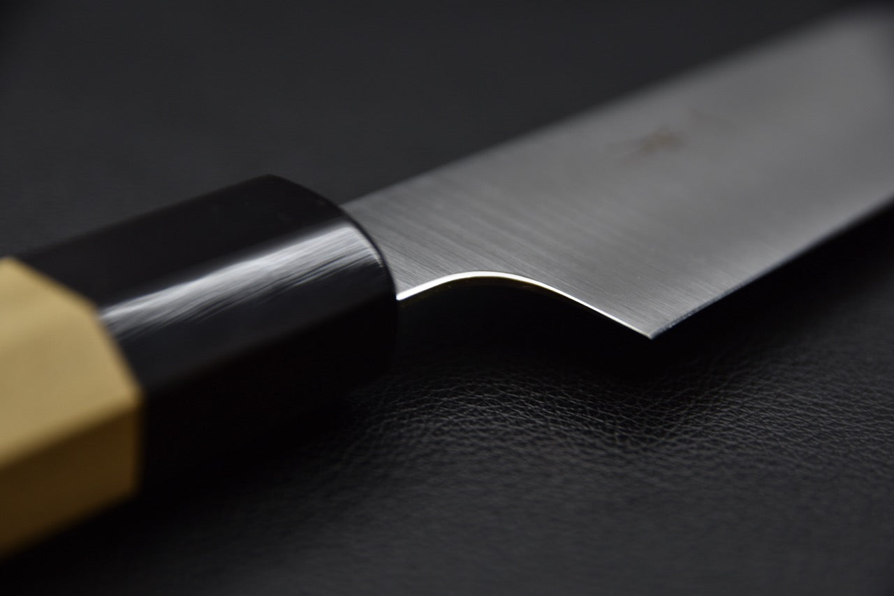 Hitohira sujihiki 240 mm VG10 — vue dorsale de la lame, dos droit