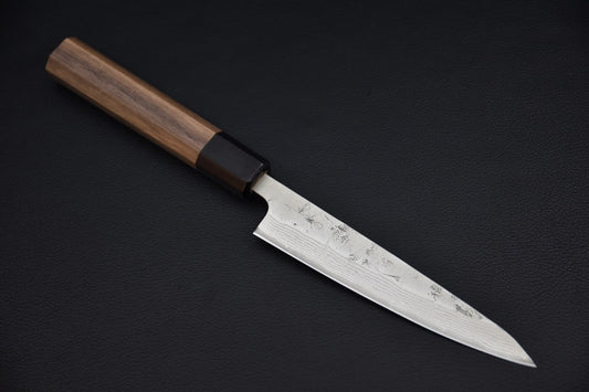 Hitohira petty 135 mm couteau japonais — vue complète sur fond noir, manche en noyer