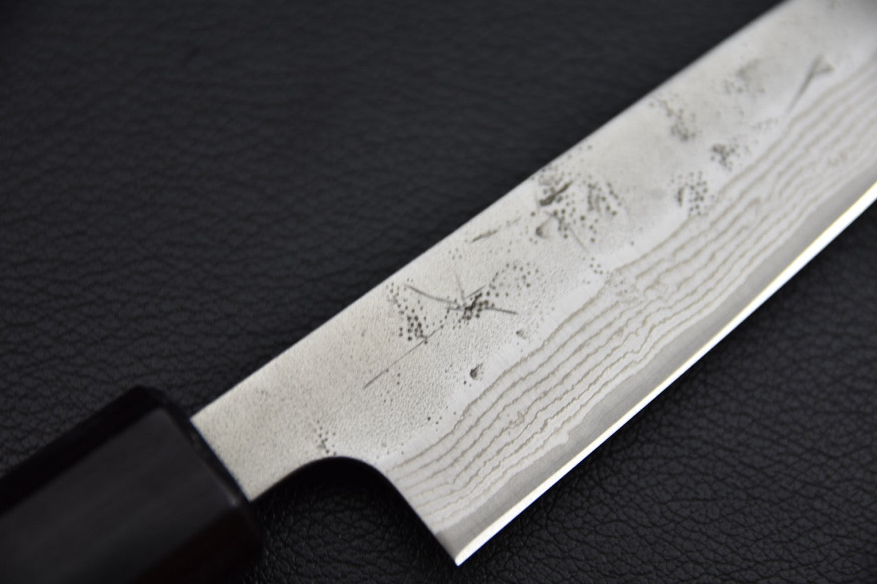 Hitohira petty 135 mm couteau japonais — détail du corps de lame et surface texturée côté talon