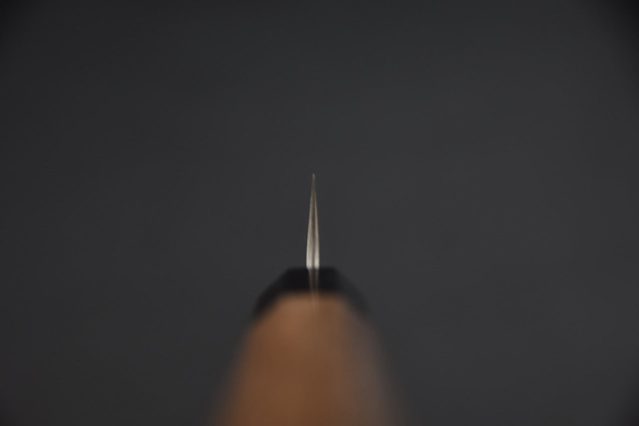 Hitohira petty 135 mm couteau japonais — vue de la pointe depuis l'axe de la lame