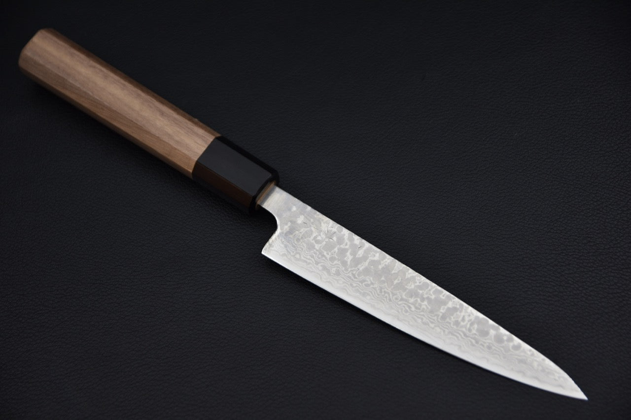 Hitohira petty 135 mm couteau japonais — vue complète sur fond noir, manche en noyer