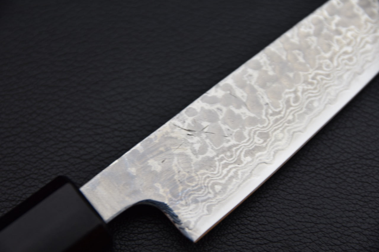Hitohira petty 135 mm couteau japonais — gros plan sur le talon de lame avec kanji gravés