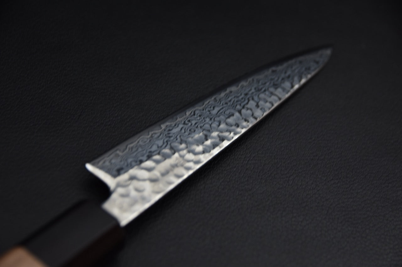 Hitohira petty 135 mm couteau japonais — gros plan sur la pointe de lame, profil fin