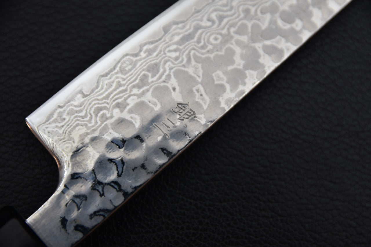 Hitohira petty 135 mm couteau japonais — gros plan sur le talon, finition tsuchime et virole noire