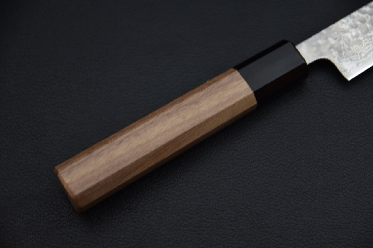 Hitohira petty 135 mm couteau japonais — gros plan sur le manche en noyer octogonal
