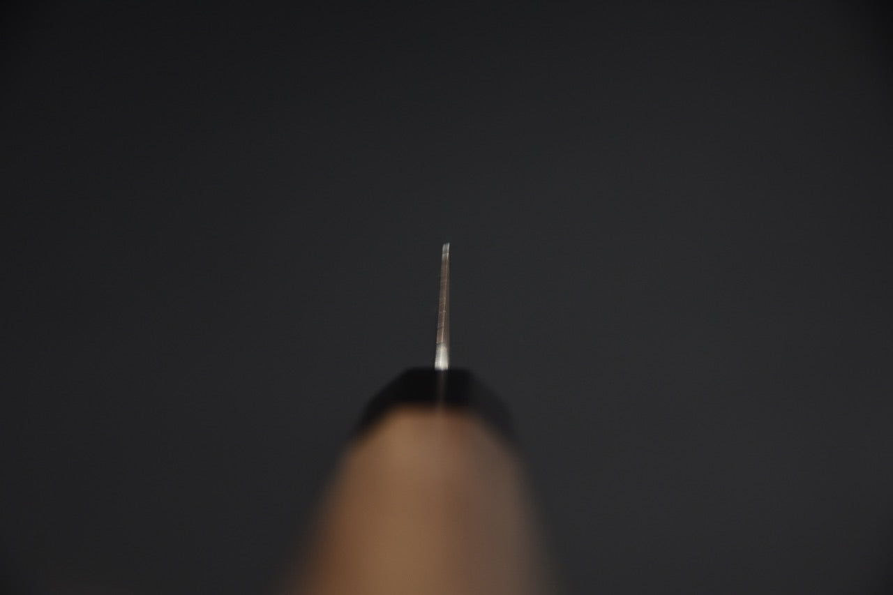 Hitohira petty 135 mm couteau japonais — vue de face sur la pointe, épaisseur du fil visible