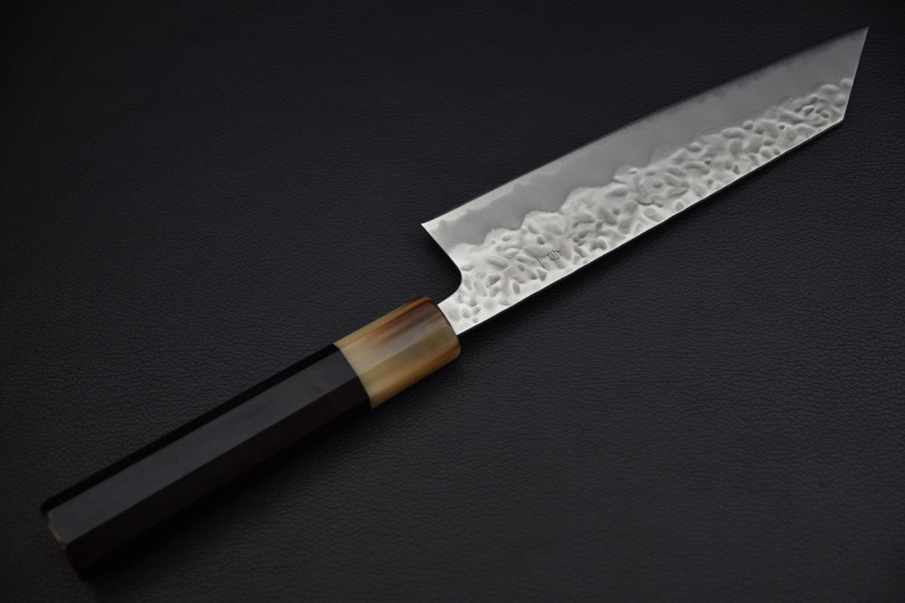Couteau japonais bunka 170 mm, vue complète depuis le côté manche, manche ébène octogonal et virole aux teintes miel