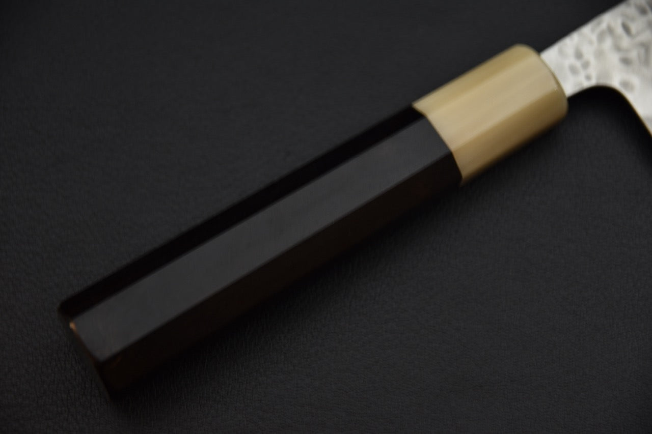 Couteau japonais bunka, gros plan sur le manche wa octogonal en ébène et la virole miel et brun