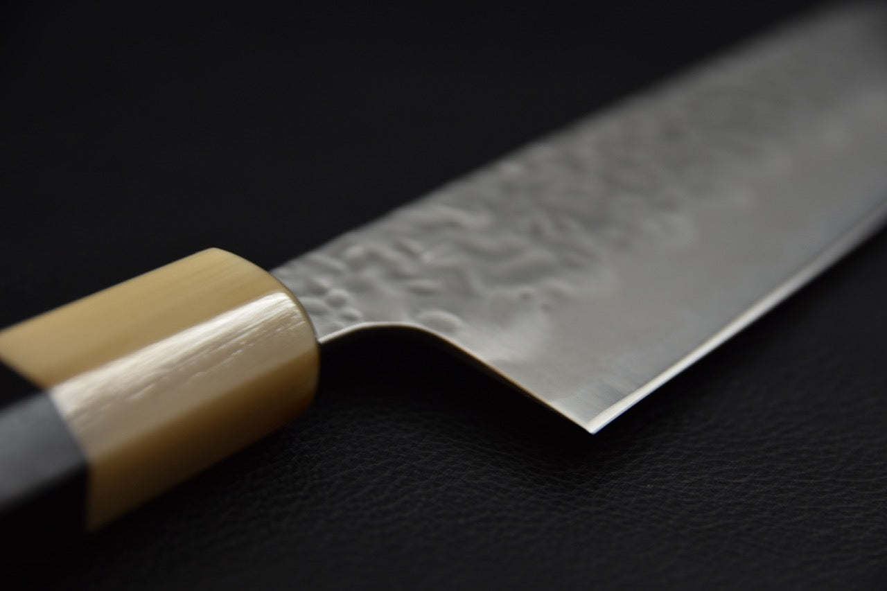 Couteau japonais bunka 170 mm, vue du talon et de la jonction manche-lame, virole et début de la finition tsuchime