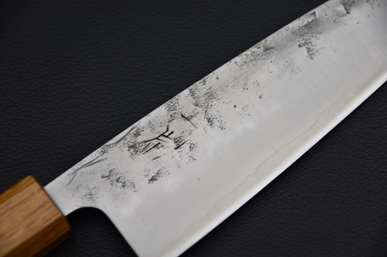 Santoku 170 mm SKD — vue du corps de lame avec kanji gravés et traces de forge