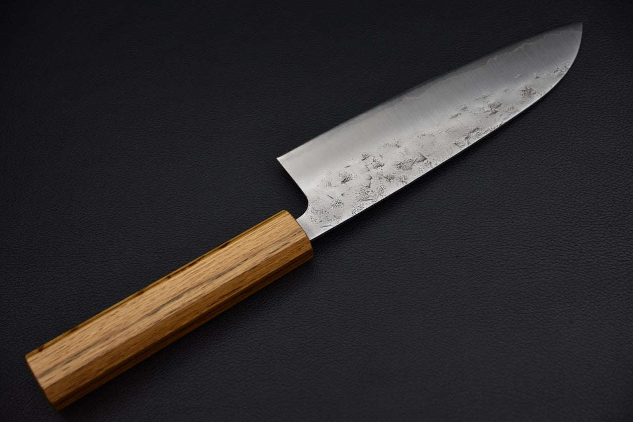 Santoku 170 mm SKD sanmai — vue d'ensemble côté dos, manche wa en chêne