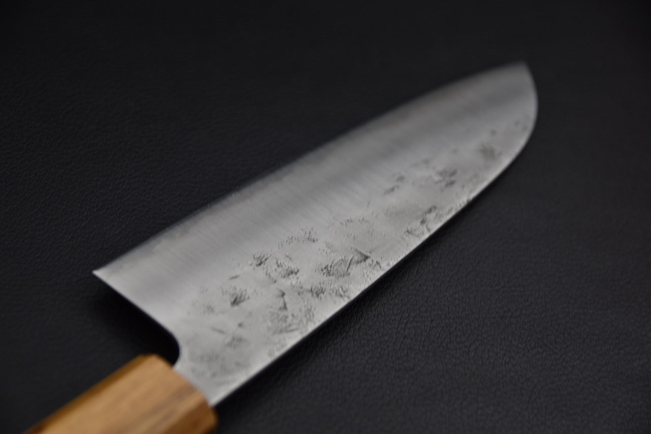 Santoku 170 mm SKD — détail de la finition de forge sur le jigane, côté tranchant