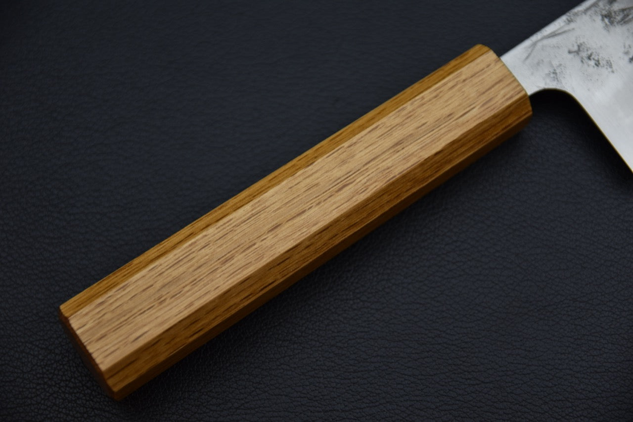 Santoku 170 mm SKD — détail du manche wa en chêne octogonal, grain et teinte naturelle